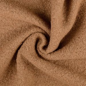 Nahaufnahme von einem schweren Woll-Bouclé Stoff in der Farbe rehbraun, mit der charakteristischen lockigen Oberfläche aus vielen kleinen Schlingen.